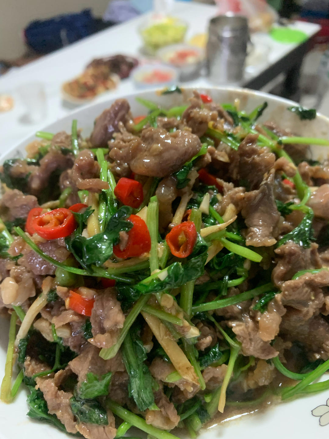 香菜炒牛肉，香辣下饭，爱吃香菜的朋友看过来，拌饭绝了