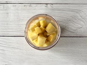 10分钟就能搞定的芒果思慕雪碗，吃不胖的夏日甜品的做法 步骤2