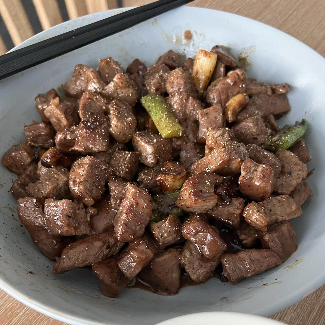 听起来就很好吃的黑椒蒜子牛肉粒