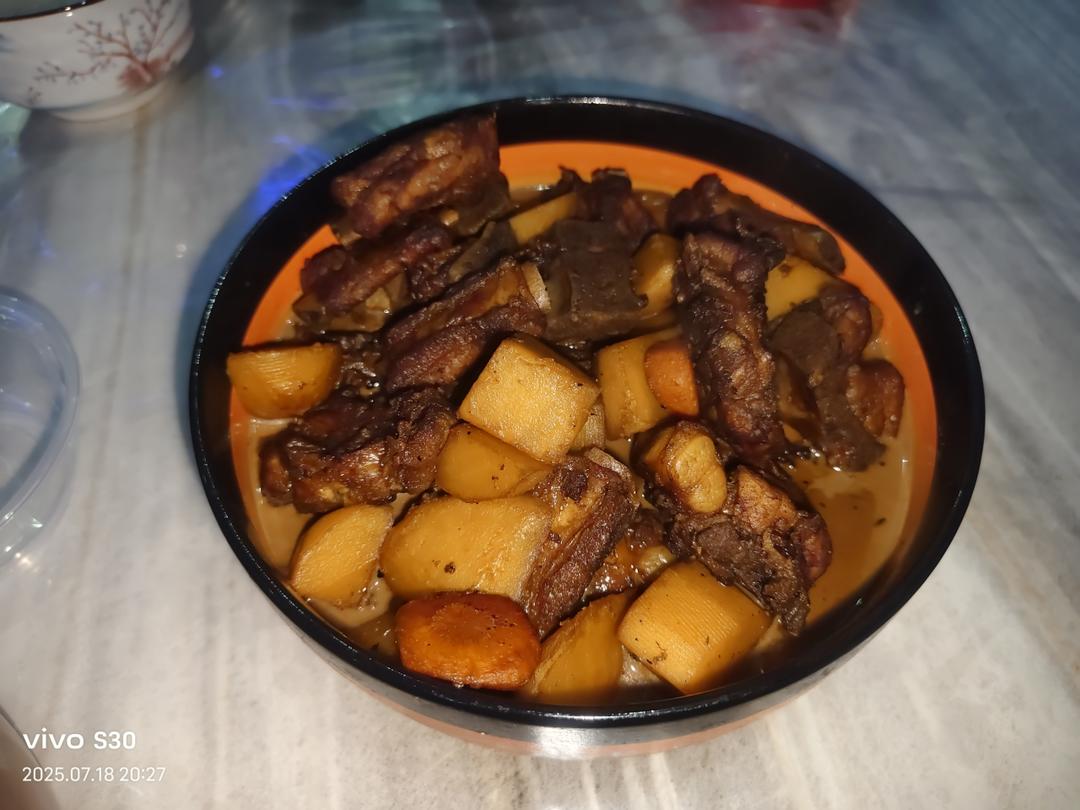土豆炖排骨～好吃到飞起～