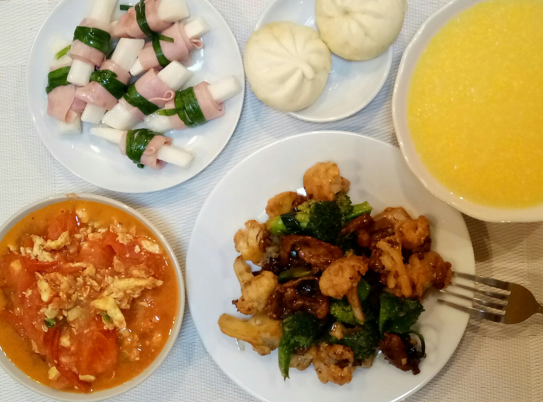 火腿山药卷+菜花炒肉+西红柿炒鸡蛋+玉米粥+小包子的做法 步骤1