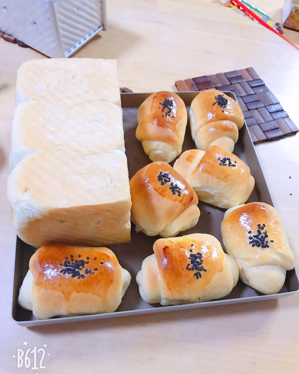 新年第一烤：黄油面包卷儿