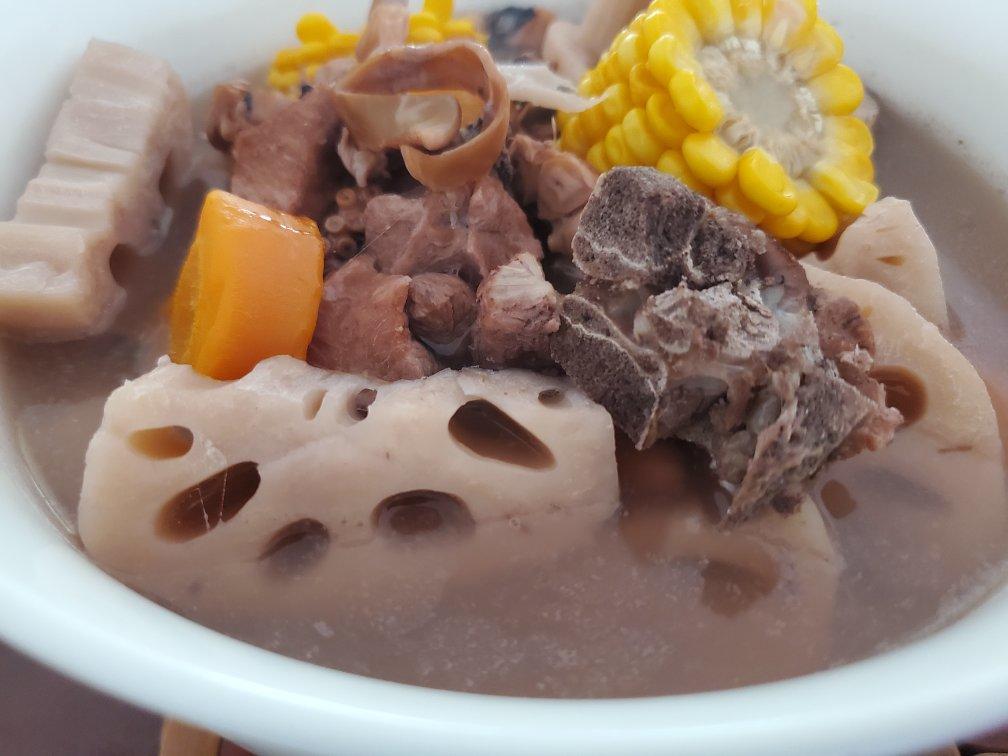 干鱿鱼花生莲藕汤