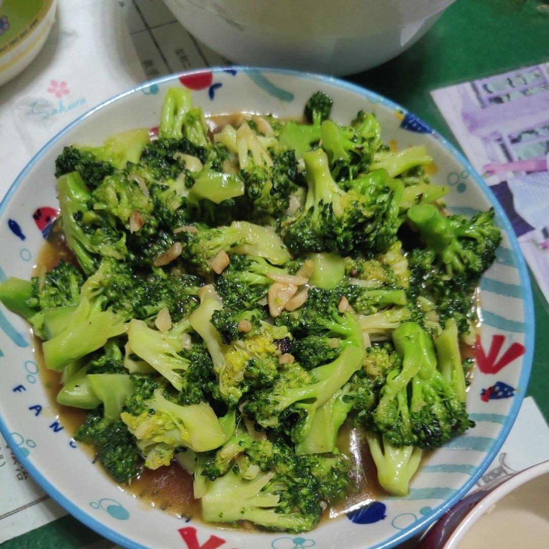 好吃到爆的耗油蒜蓉西兰花(从不修图，喜欢请关注)