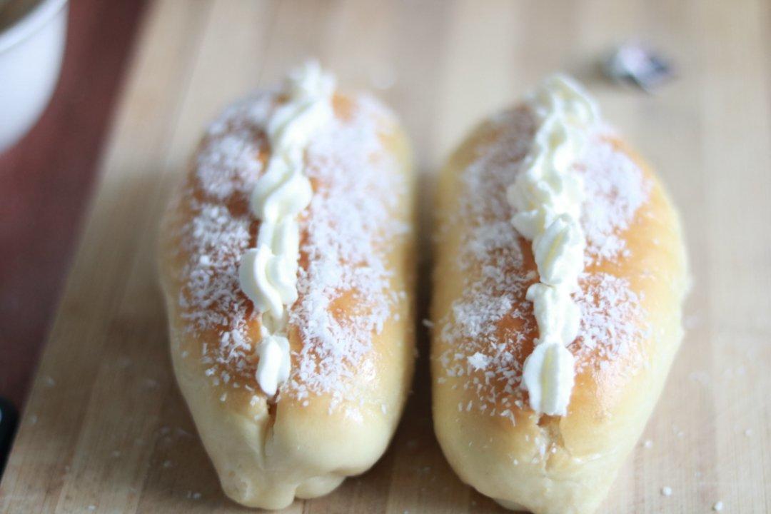 儿时去面包房必买的［椰丝奶油包］