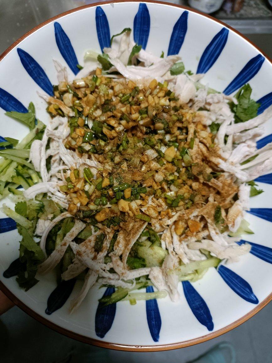 手撕麻辣鸡丝，麻麻辣辣的感觉很夏天