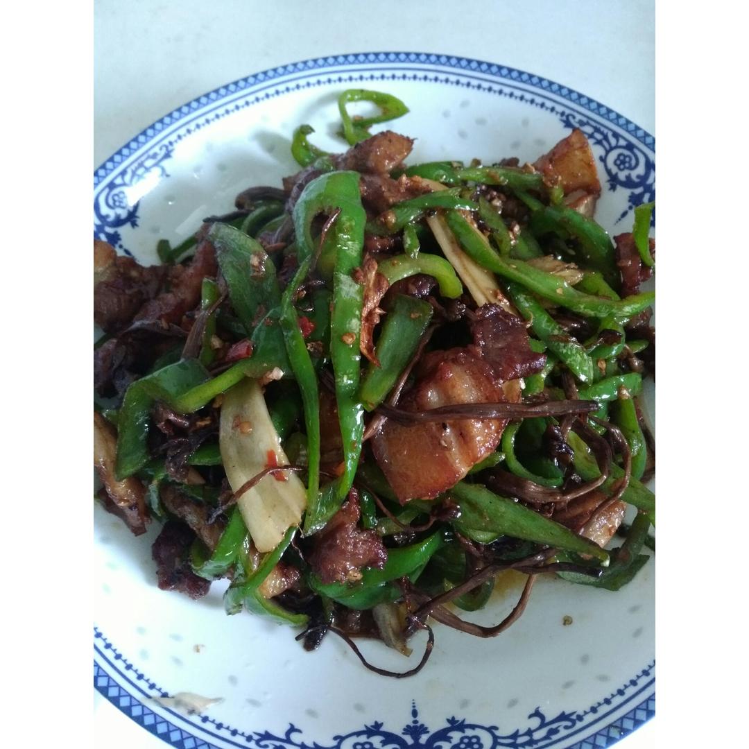 五花肉干锅茶树菇