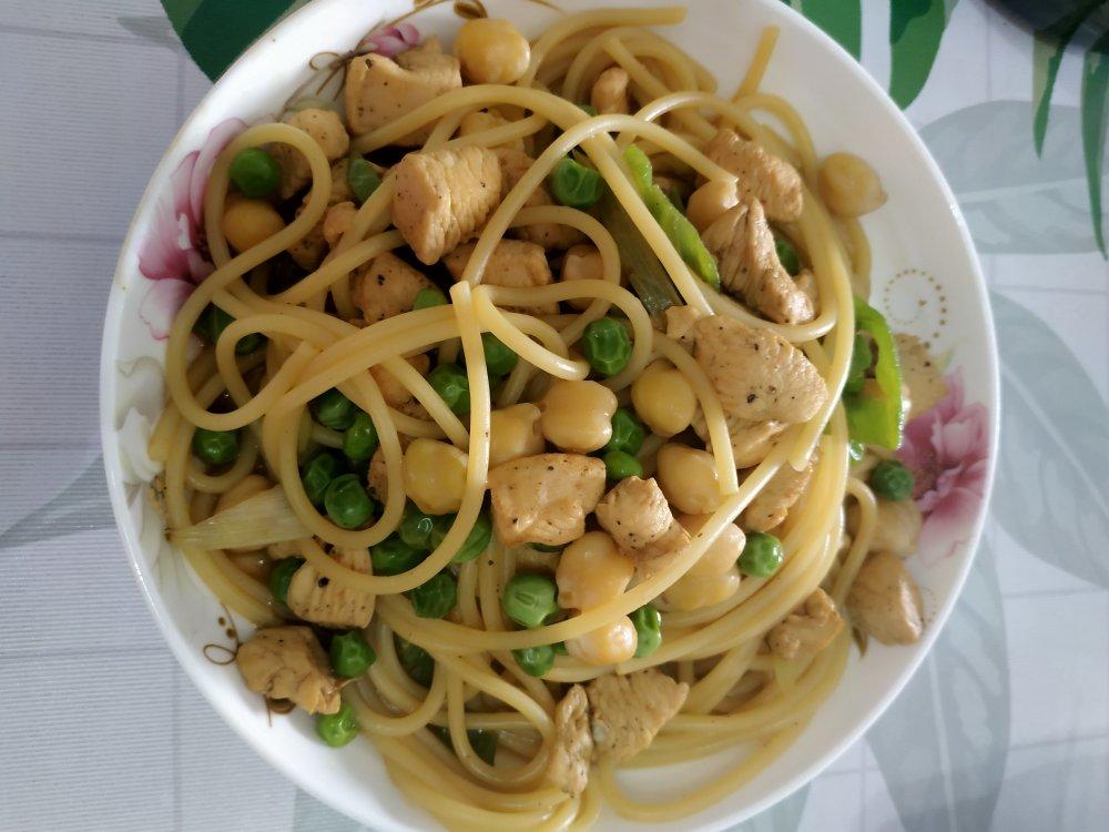 黑胡椒鸡胸炒意面