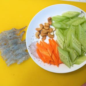 腰果黄瓜虾仁–敲虾的做法 步骤1