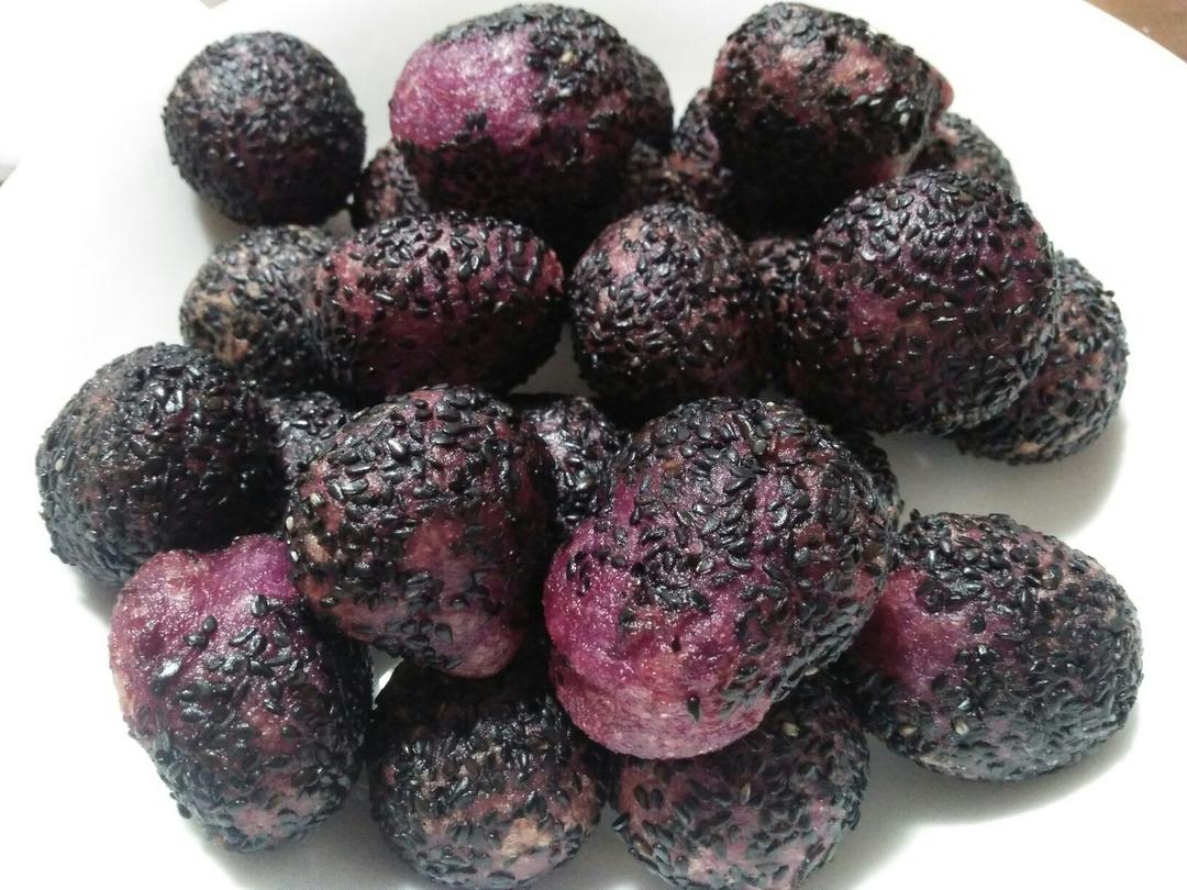 紫薯芝麻球
