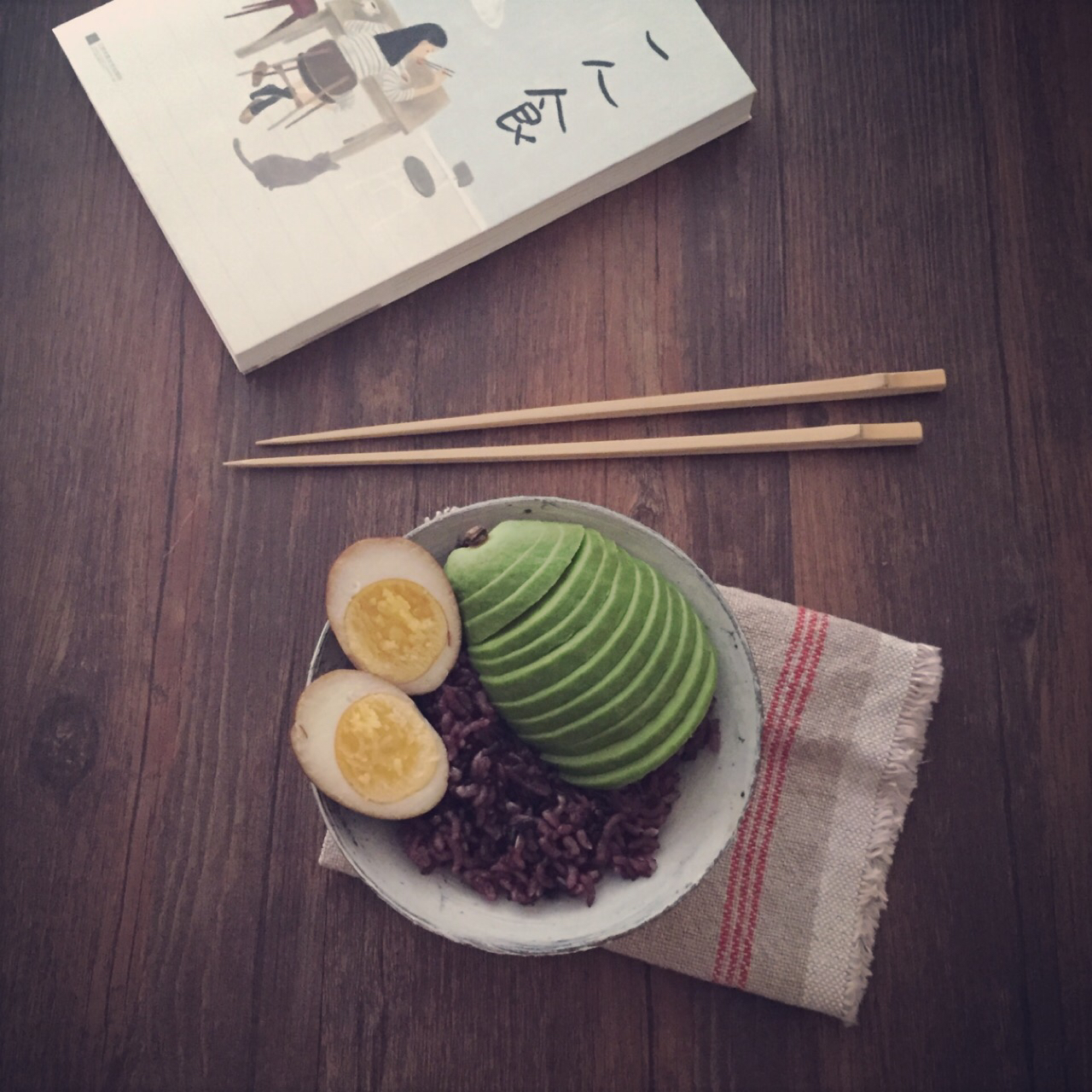 一人食牛油果溏心蛋拌饭