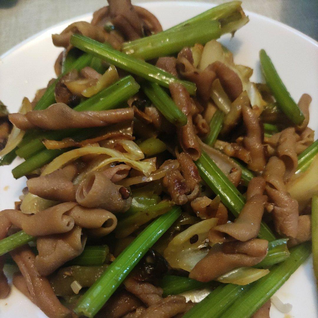 厨师长教你：“爆炒鸭肠”的家常做法，味道鲜辣美味，先收藏起来