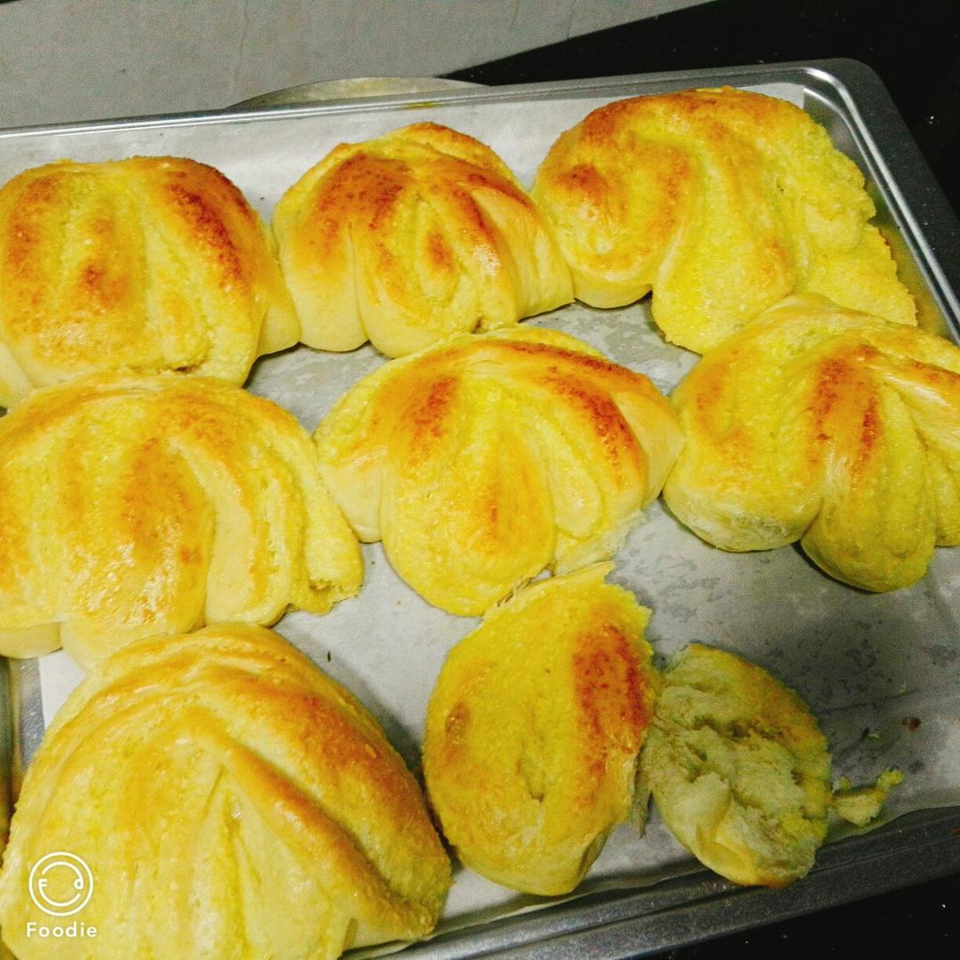 心形火龙果椰蓉面包