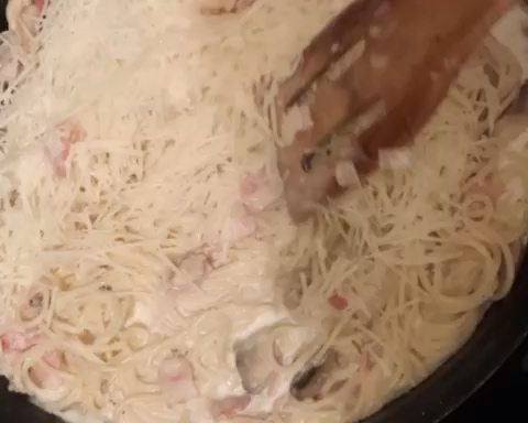 香浓Parmesan芝士培根蘑菇面的做法 步骤10