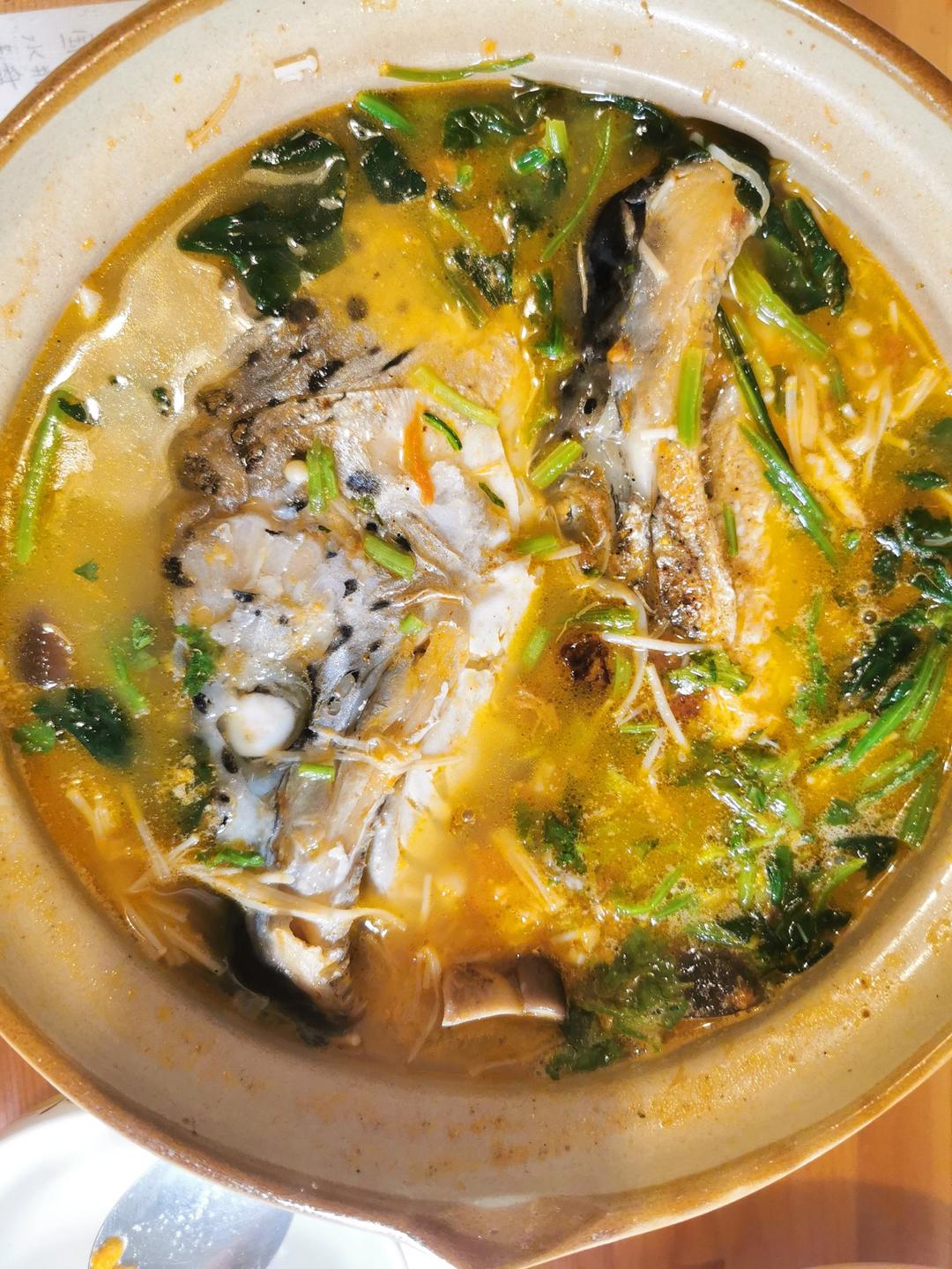 营养美味的番茄三文鱼头汤