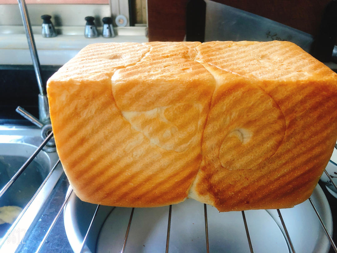 用烤箱自己做面包--手工牛奶吐司面包