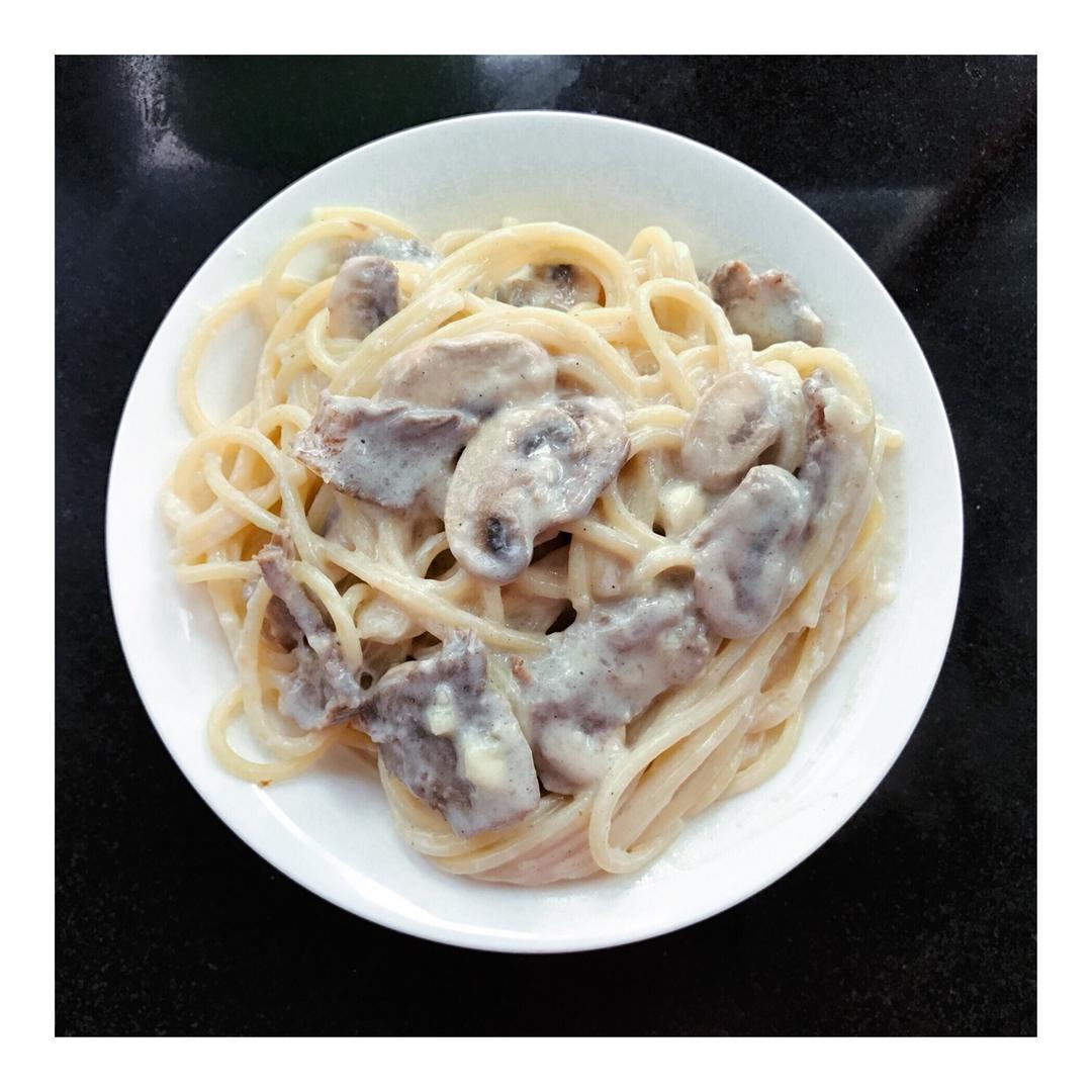 白汁蘑菇培根意粉