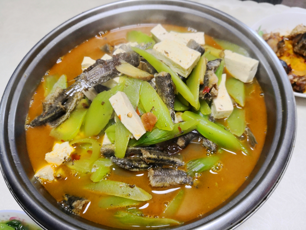 泥鳅莴苣火锅的做法