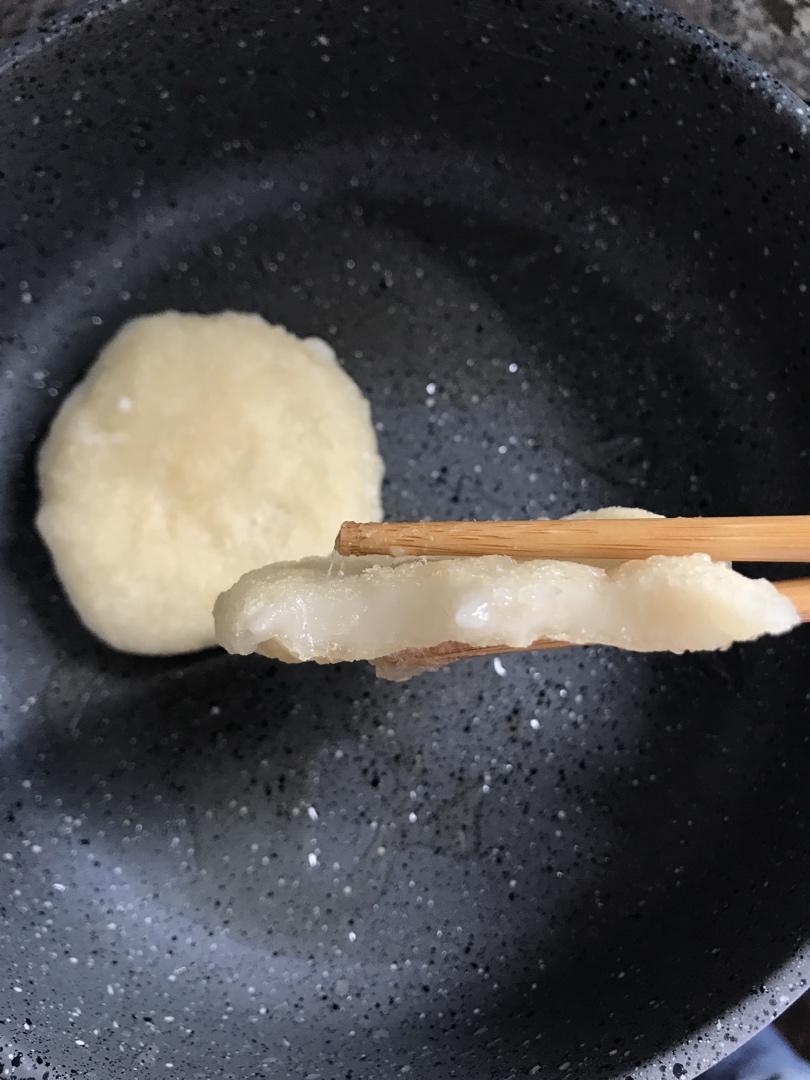 用糯米粉做糍粑