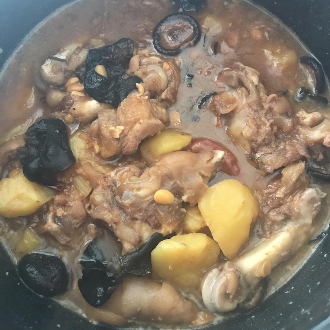 香菇黄豆猪蹄煲