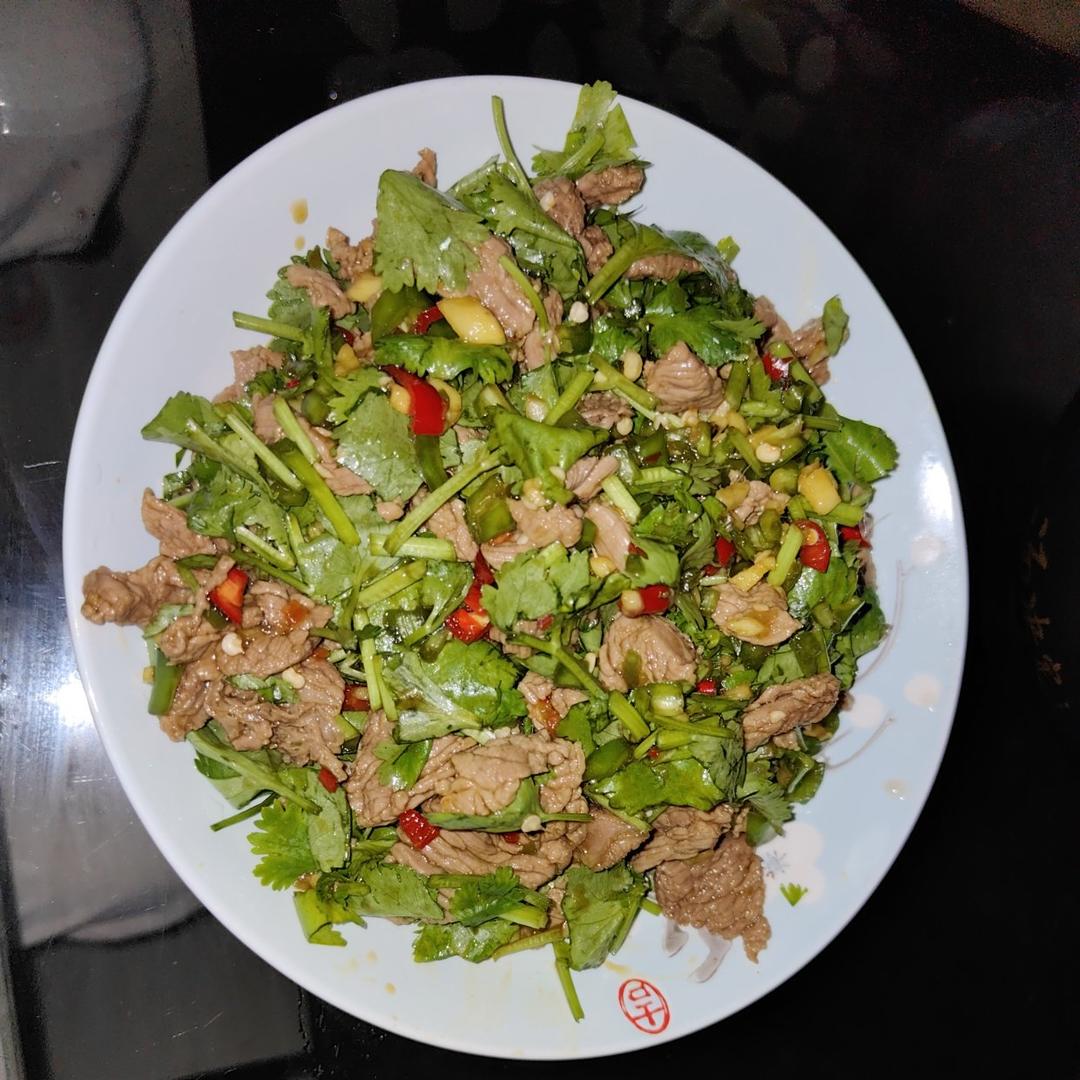 厨师长教你：“香菜牛肉”的家常做法，香嫩鲜辣，下饭一绝