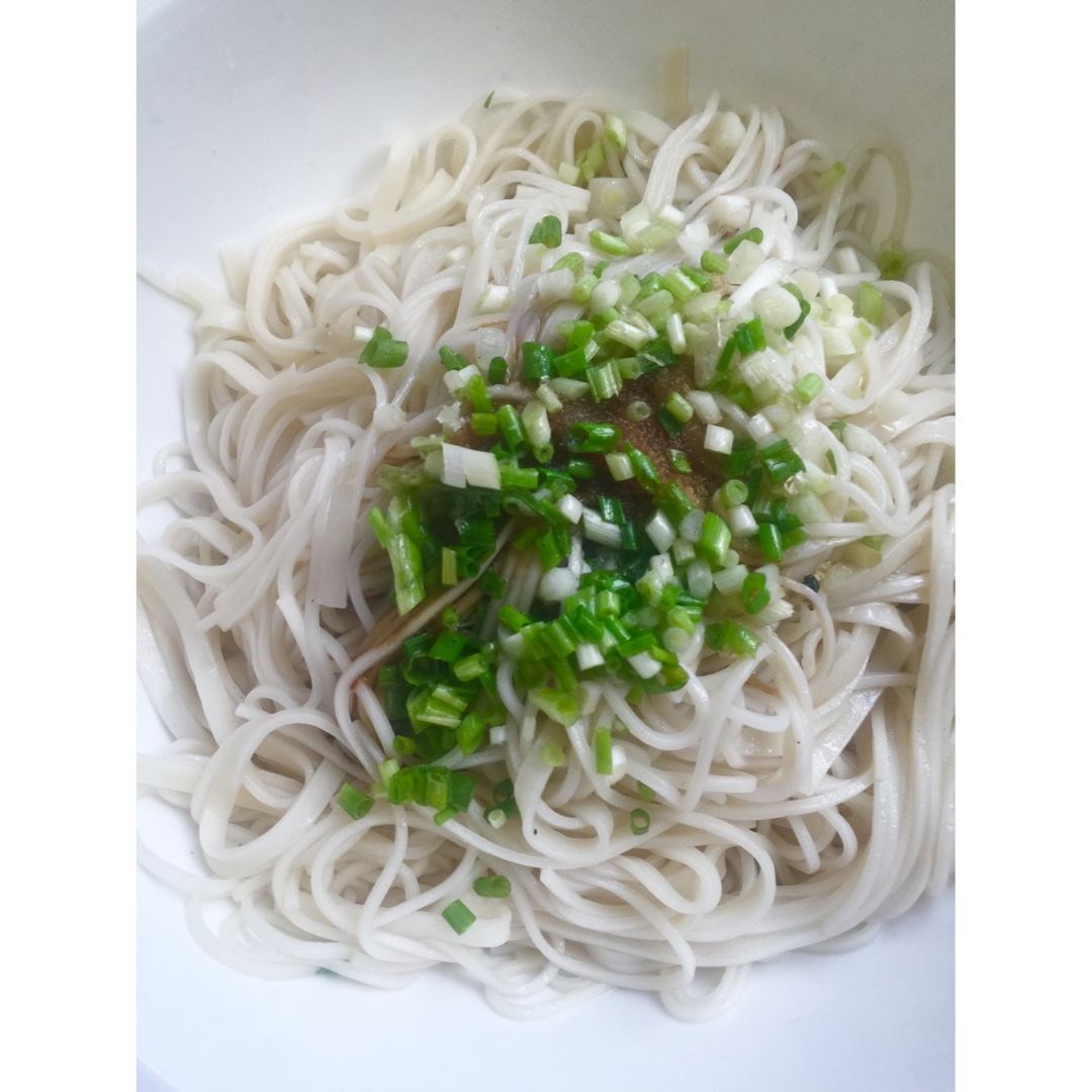 葱爆面—就是汪涵在天天向上里面做的那个啦