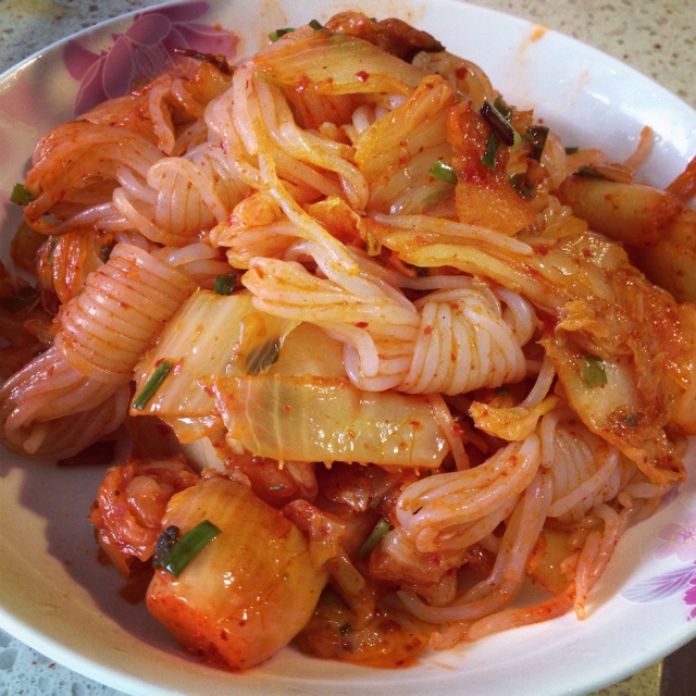 辣白菜炒魔芋丝结