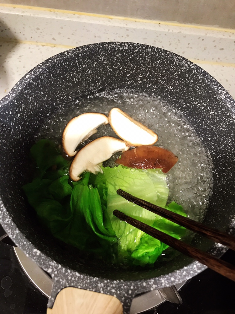 9M+辅食 | 香菇生菜鱼肉面的做法 步骤3