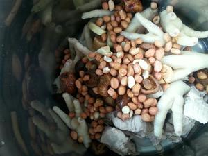 节瓜香菇花生鸡爪汤的做法 步骤3