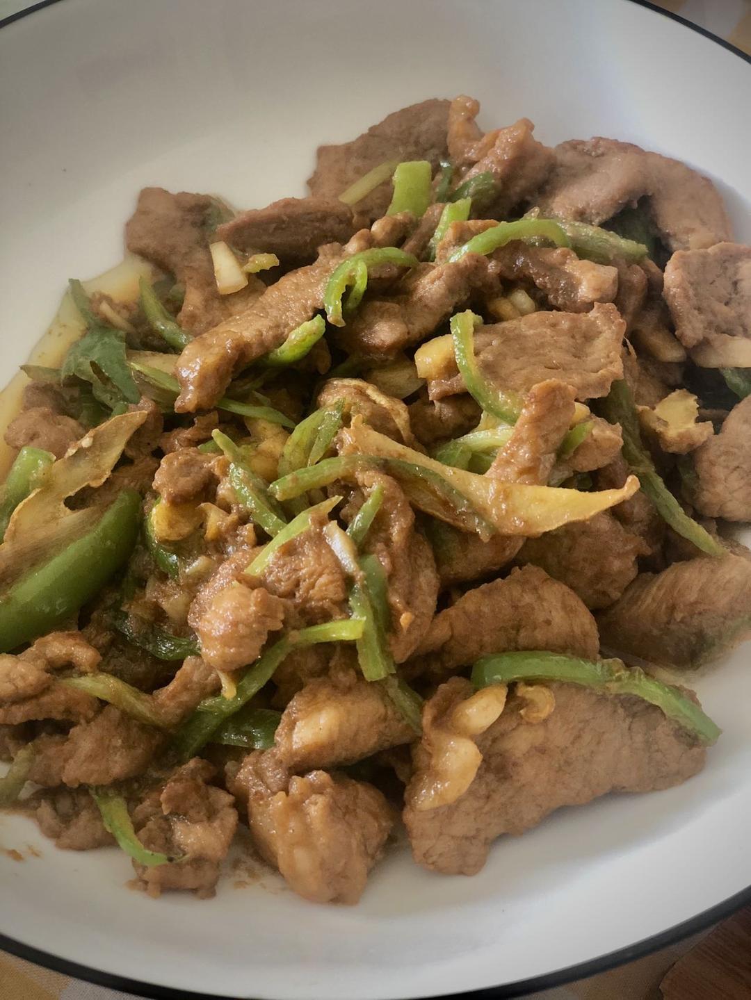 经典的家常菜，青椒炒肉丝，简单的食材也能做出如此美味
