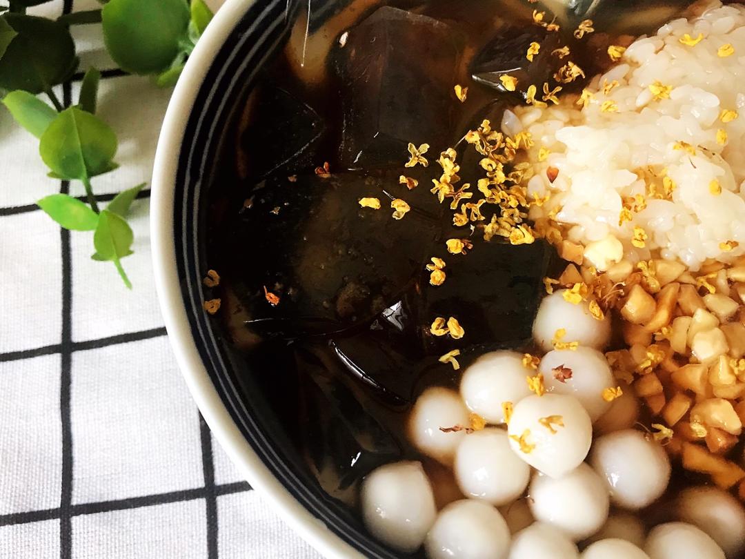 【黑糖桂花圆子冰粉】