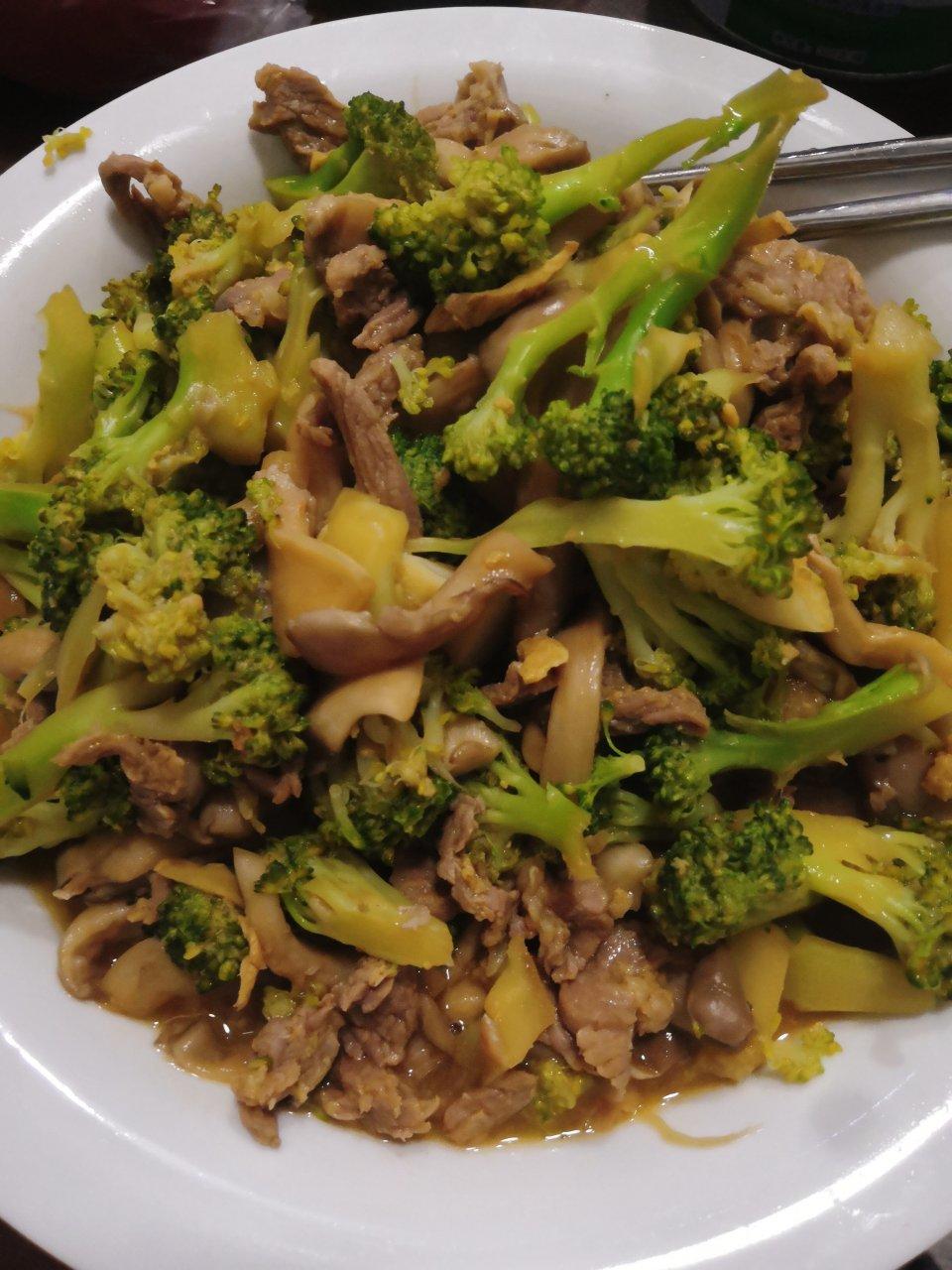 鸡腿菇炒西兰花