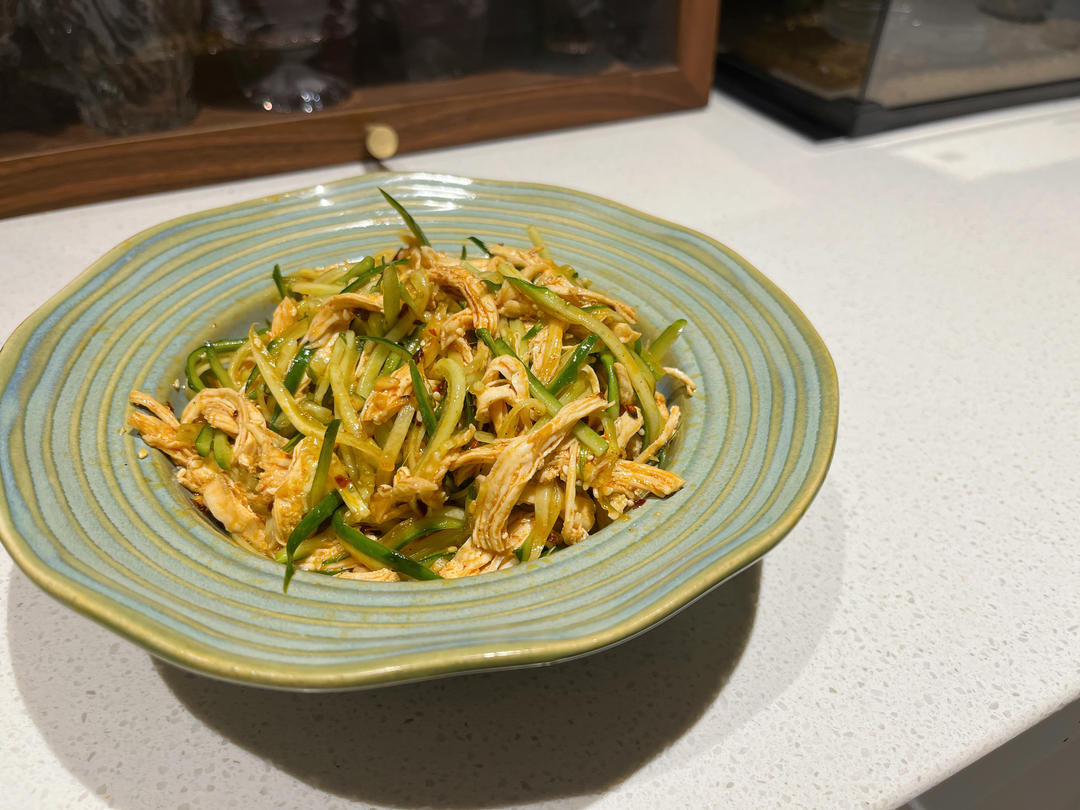 手撕麻辣鸡丝，麻麻辣辣的感觉很夏天