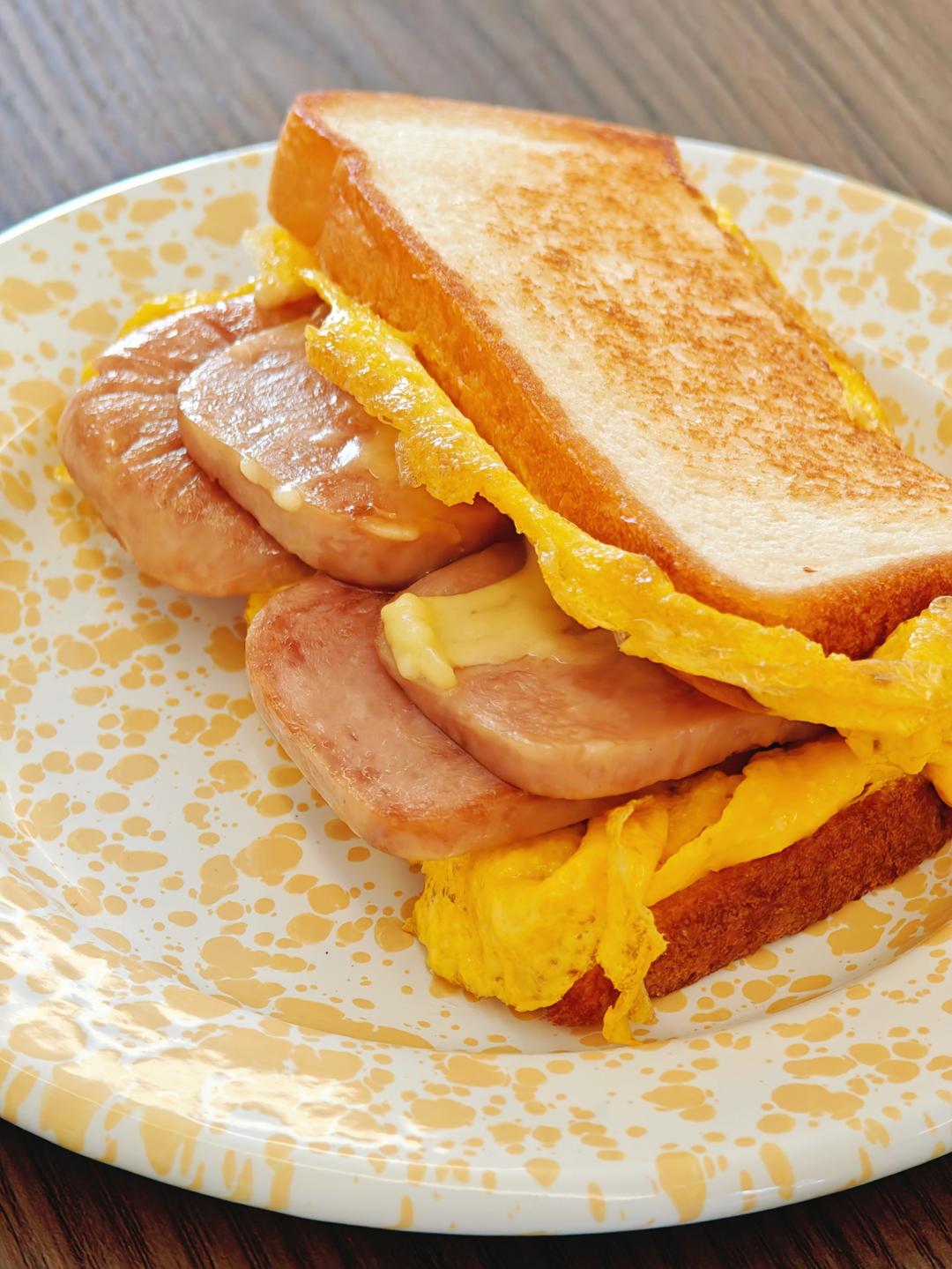 芝士鸡蛋火腿三明治的做法