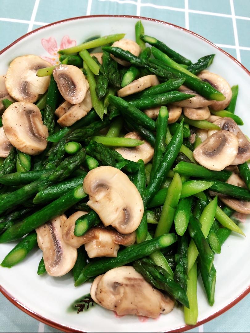 芦笋炒蘑菇