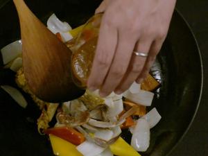 咖喱炒蟹 | 一条视频的做法 步骤12