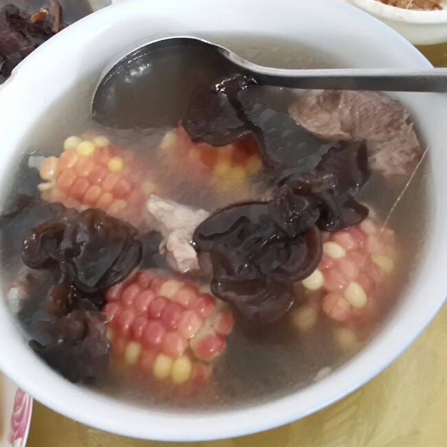 黑木耳玉米排骨汤