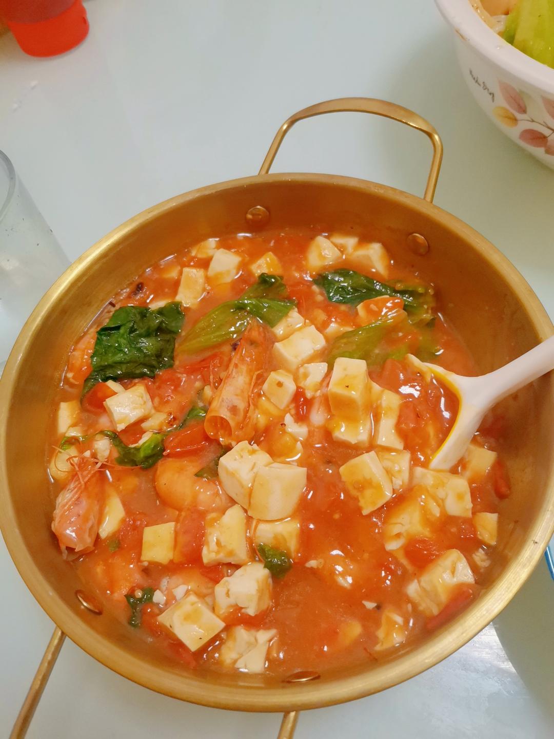 冬日里的一碗暖汤，番茄豆腐浓汤，不加一滴水，汤汁浓郁豆腐软嫩暖心又暖胃。