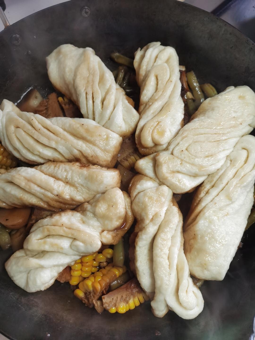 一锅出-豆角土豆玉米五花肉卷子