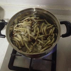 真姬菇豆腐汤的做法 步骤3
