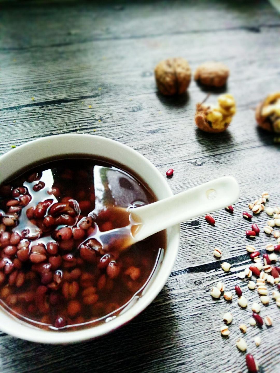 【一粥一饭】去湿小秘诀-红豆薏米粥。