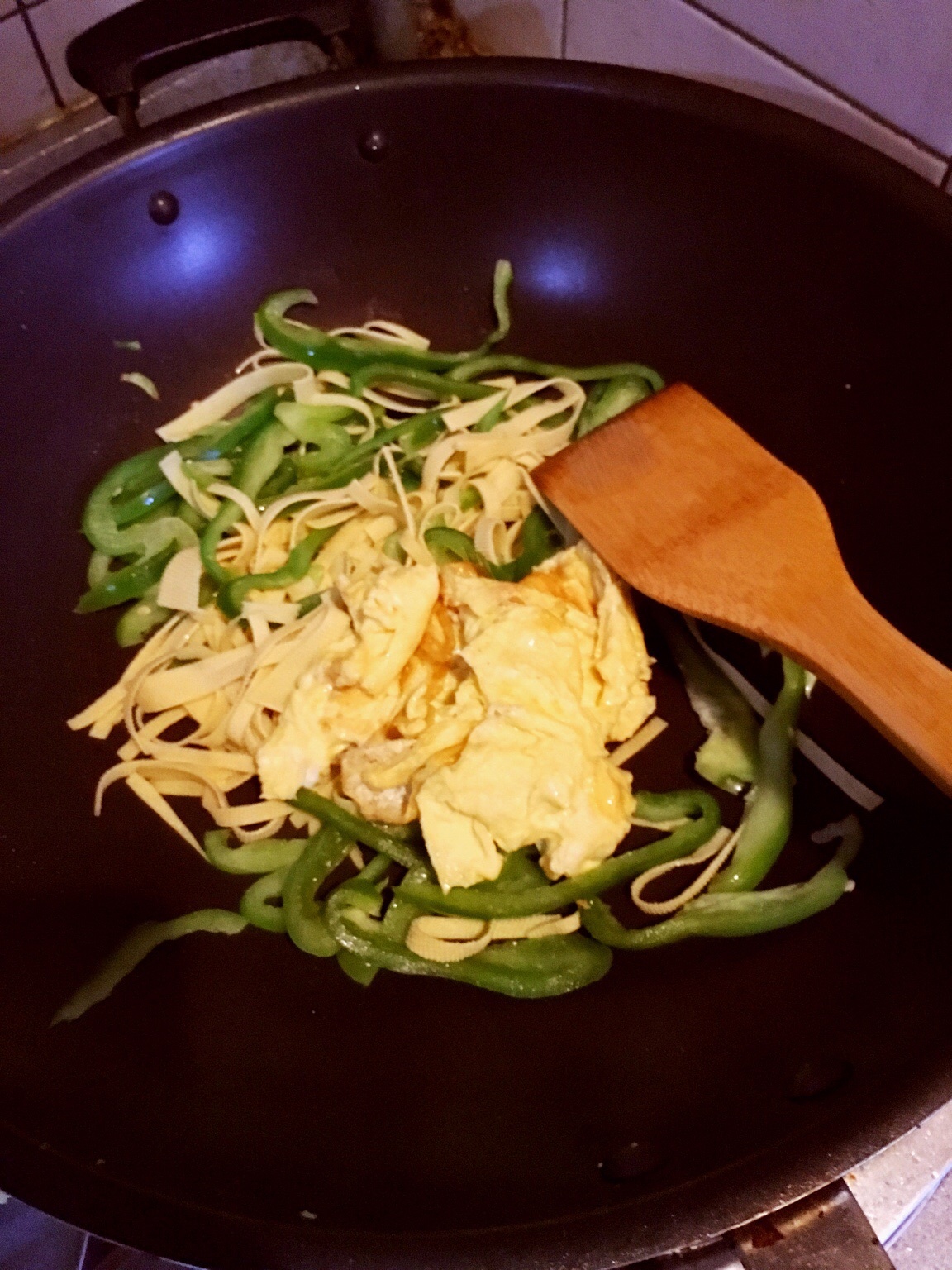 青椒豆皮炒鸡蛋的做法 步骤3