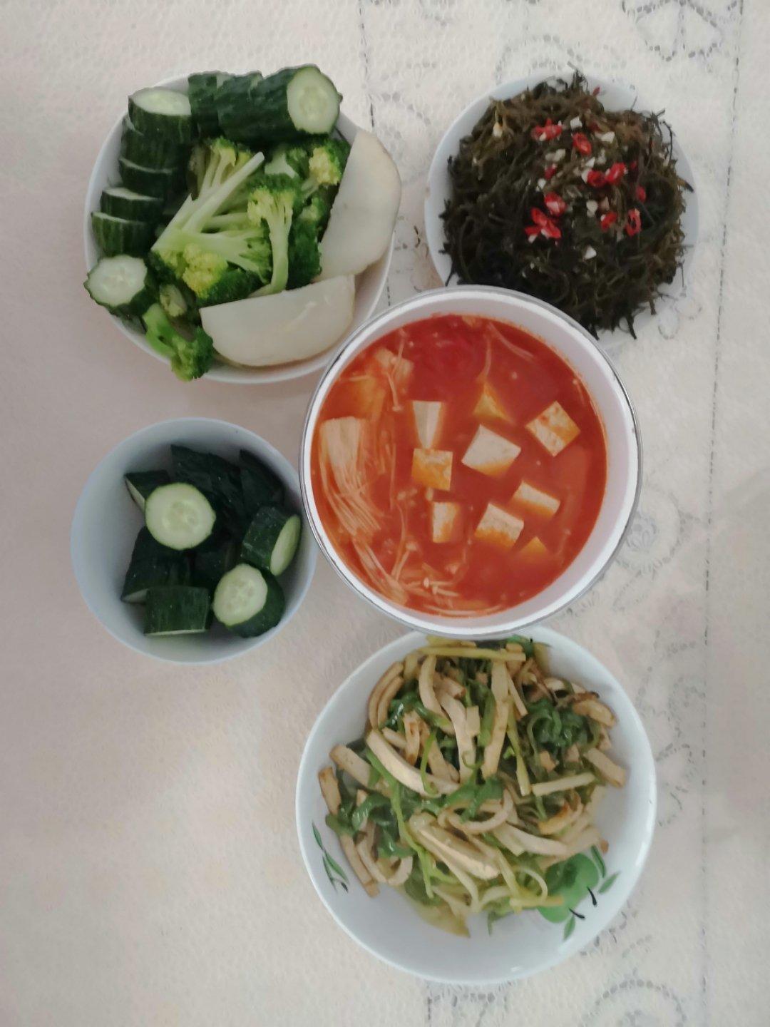 金针菇番茄豆腐汤