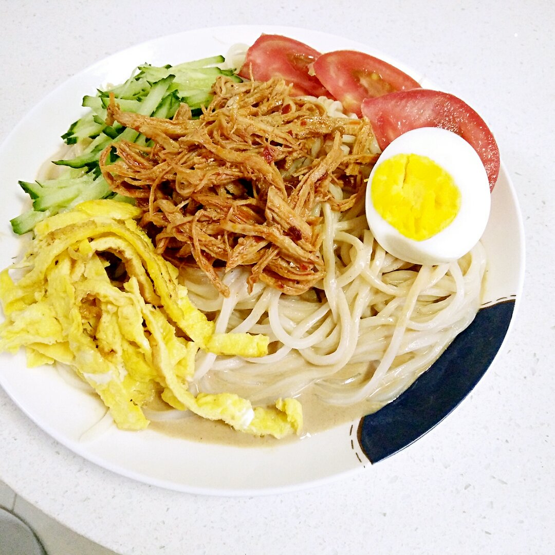 秘制酱汁鸡丝凉面