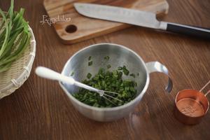 香葱虾皮贴卷子「北鼎珐琅锅食谱」的做法 步骤6