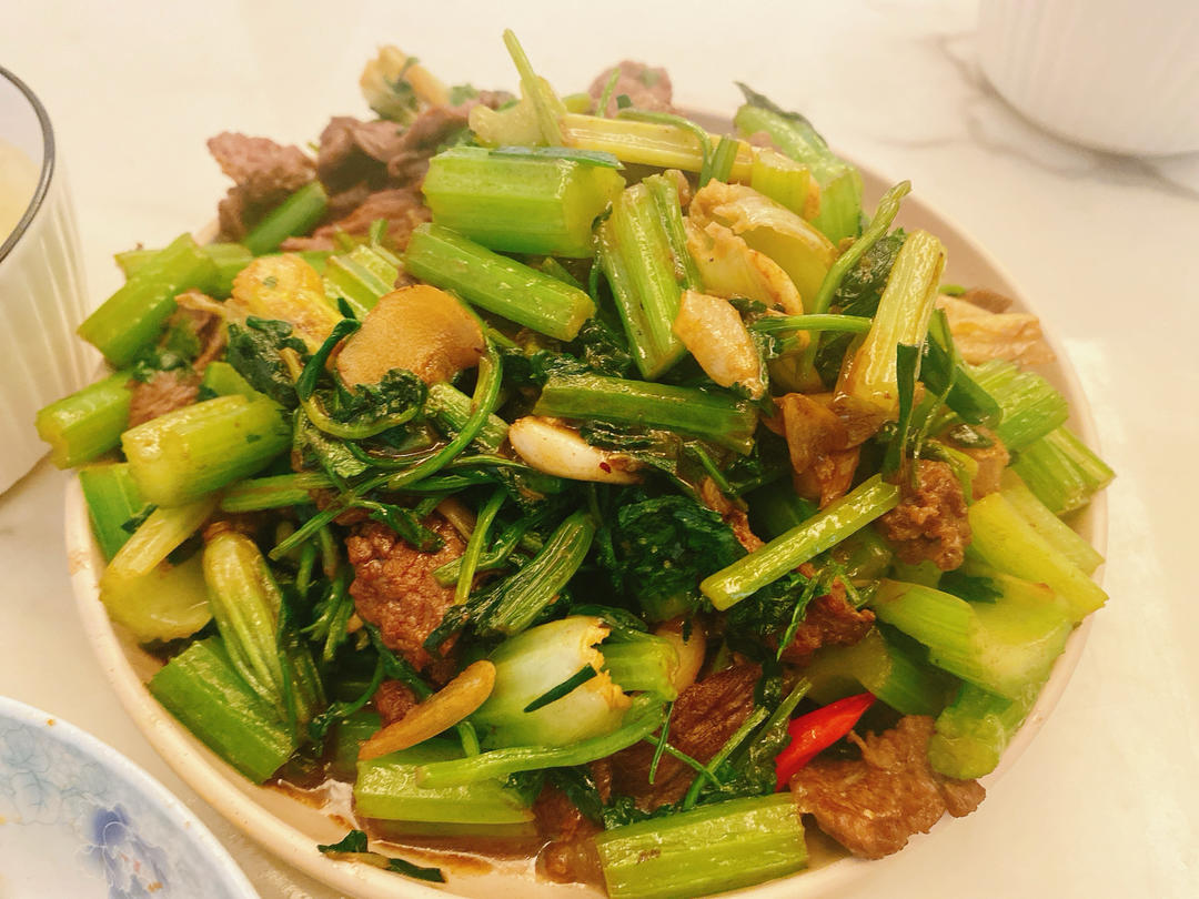 好吃到邻居敲门蹭饭的芹菜炒牛肉！
