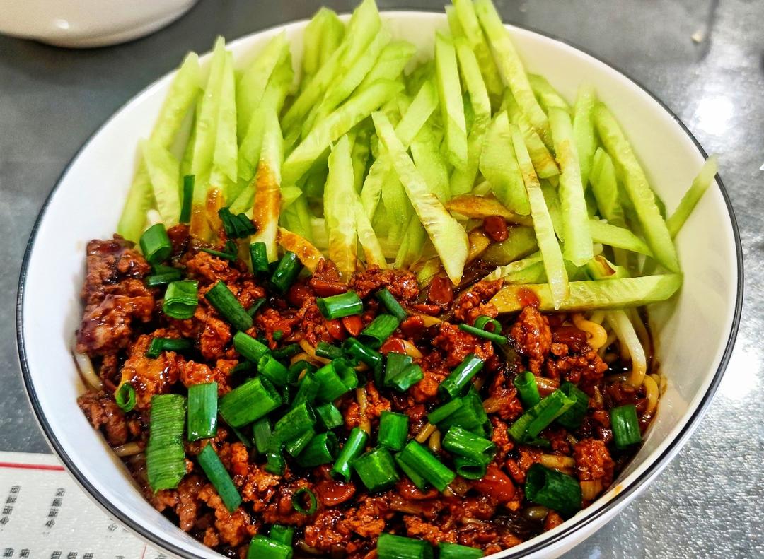 真想让你们尝尝这碗肉酱拌面🍜太香太香了