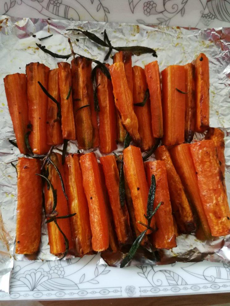 迷迭香烤有机胡萝卜