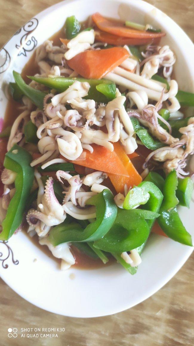 就像有句话所说：成年人的世界里，从来就没有“容易”二字。很多时候，你只能单枪匹马，直面生活的兵荒马乱。