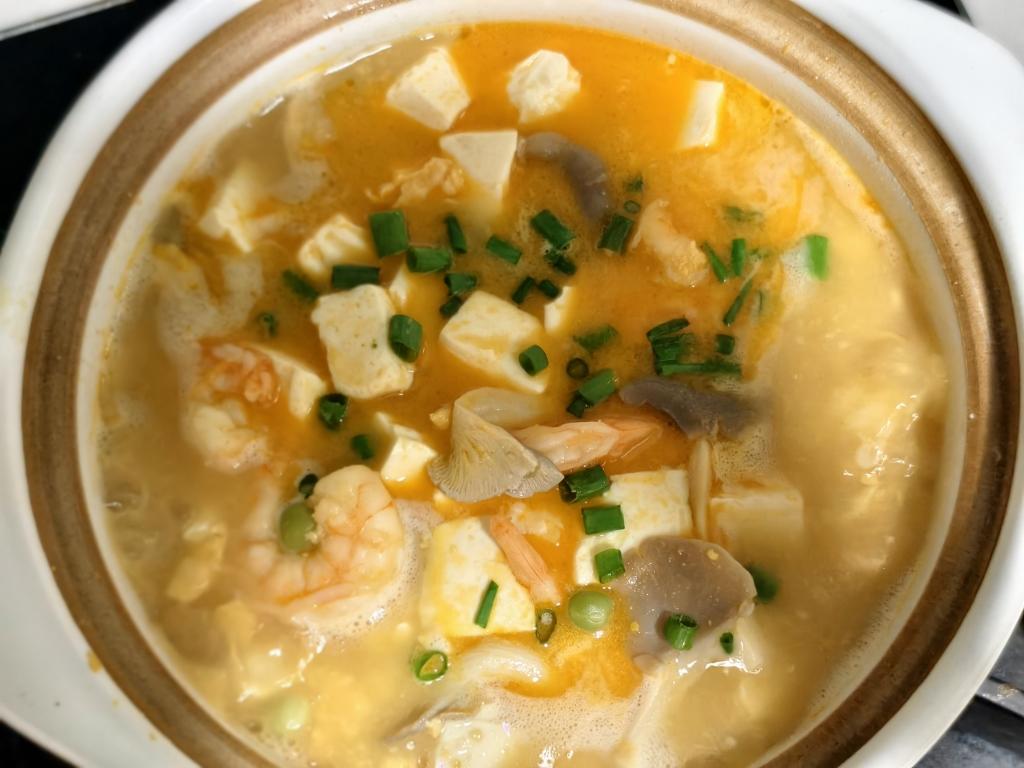 鲜掉眉毛！咸蛋黄鲜虾豆腐｜天冷煮一锅，暖胃又舒心